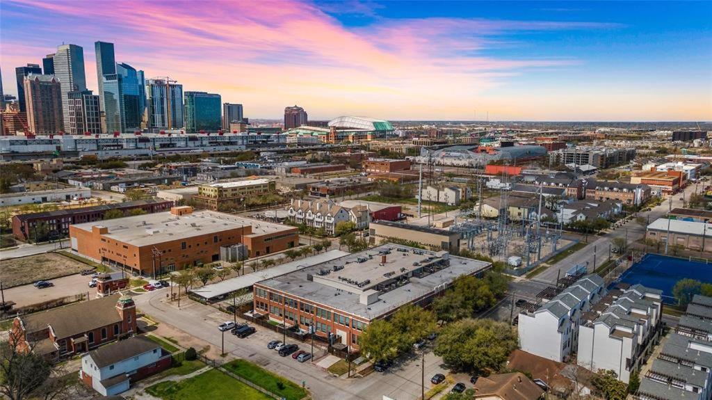 Vibrant Vacation Escape With Fast Wifi And King Bed Close To Downtown Houston! Exterior photo